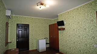 Гостевой дом Barhat Скадовск Двухместный номер с 1 кроватью и собственной ванной комнатой-2